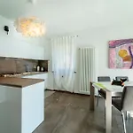 Ritzy Kadoro Lakeview *