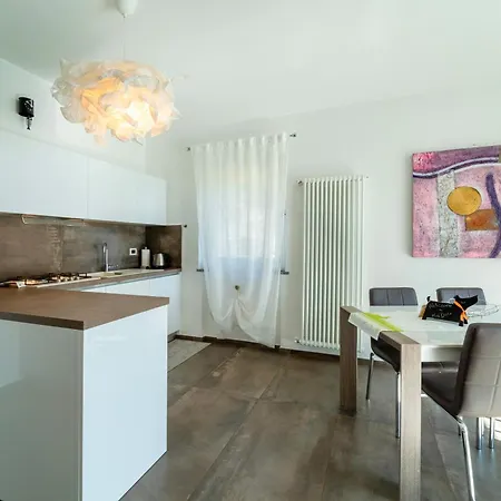 Ritzy Kadoro Lakeview *