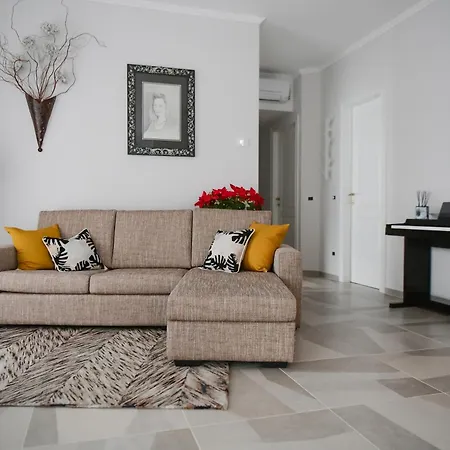 Ritzy Kadoro Lakeview