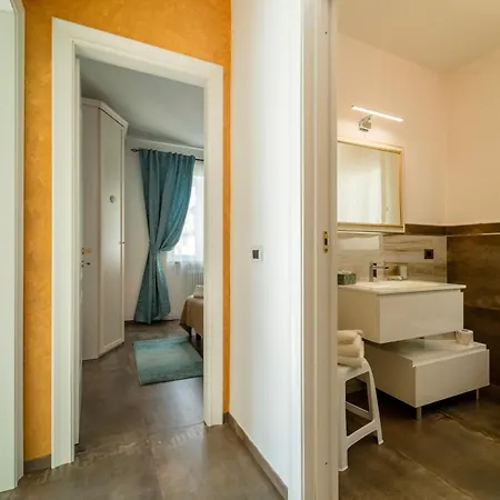 Ritzy Kadoro Lakeview *