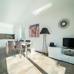 Ritzy Kadoro Lakeview נסו